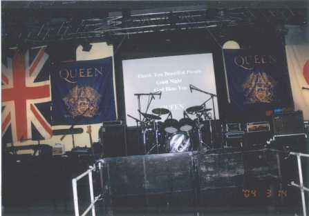 ������ł��傤���H�X�N���[���ɁgThank You Beautiful People Good Night God Bless You QUEEN�h�̕�����